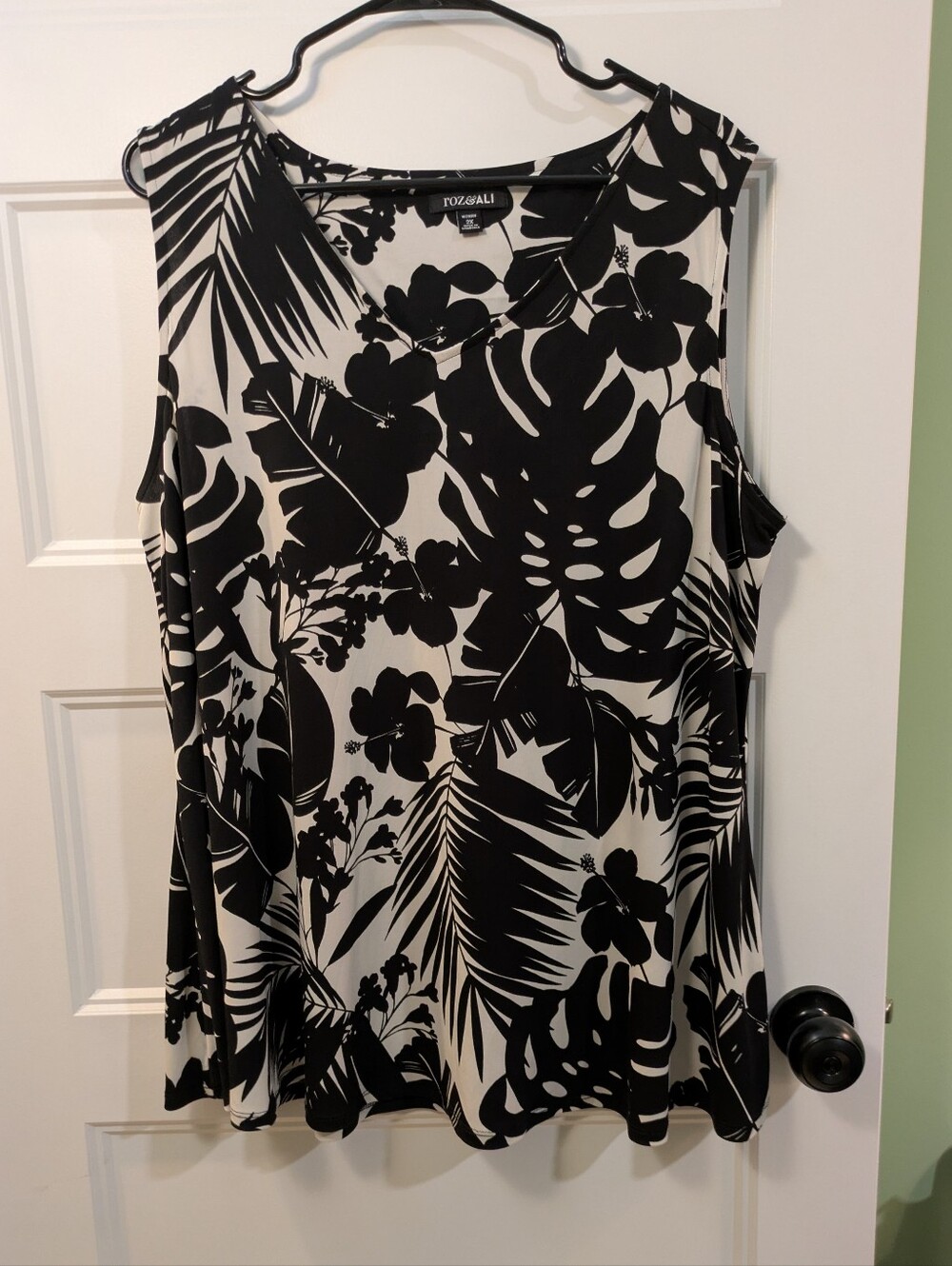 Roz & Ali Black and White Tropical-Leaf Sleeveless Tank